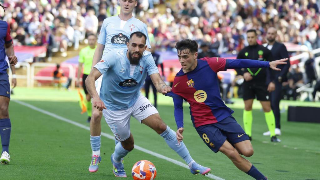 Pedri lucha por un balón en el Barça-Celta