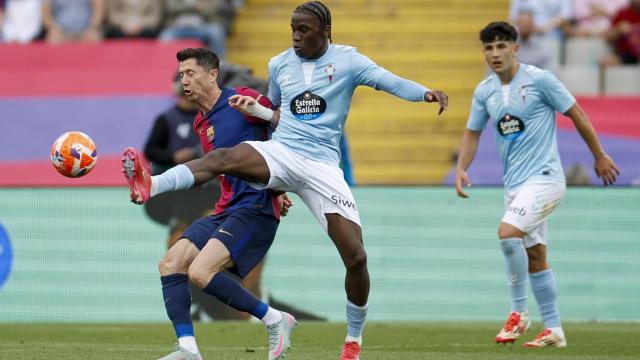 Robert Lewandowski pugna por el balón con Ilaix Moriba en el Barça-Celta de Liga