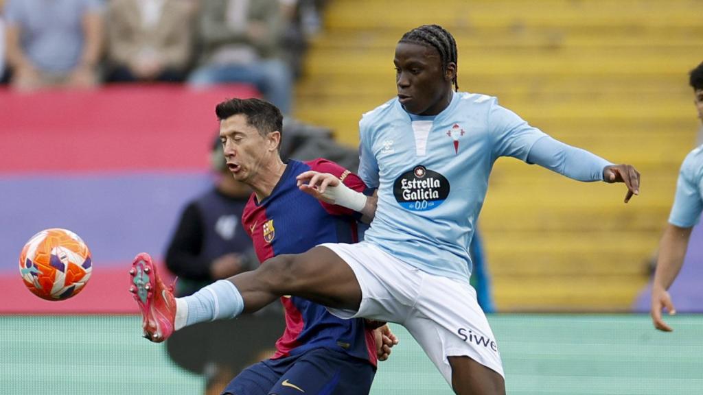 Robert Lewandowski pugna por el balón con Ilaix Moriba en el Barça-Celta de Liga