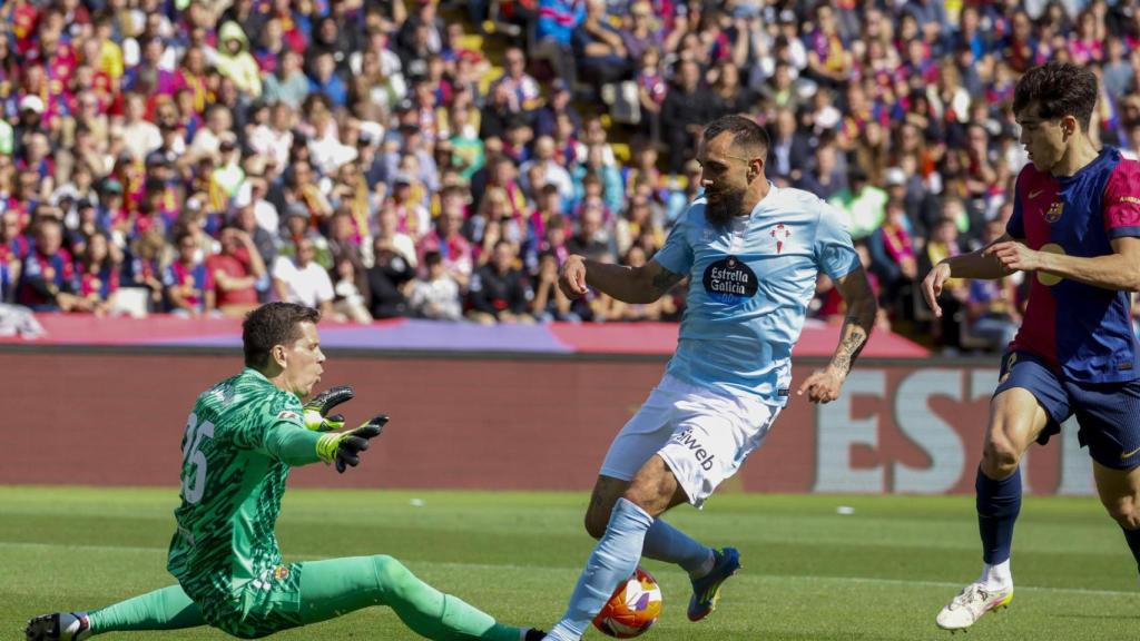 Wojciech Szczesny se enfrenta a Borja Iglesias en el Barça-Celta