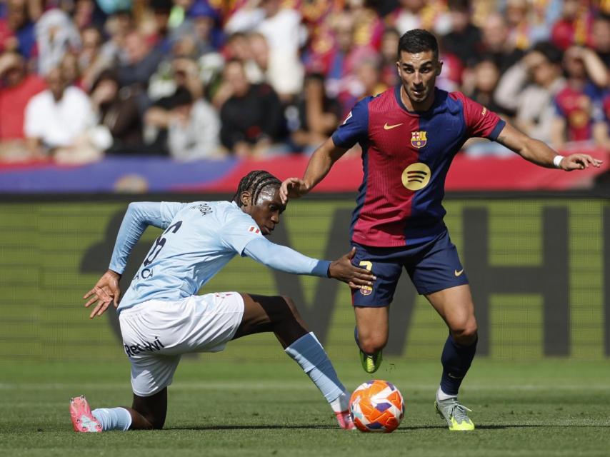 Ferran Torres dribla a Ilaix Moriba durante el Barça-Celta de Liga