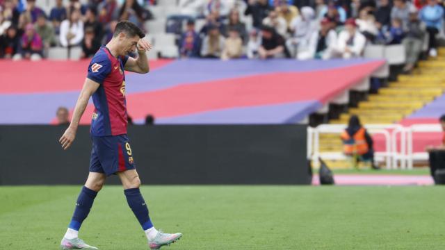 Robert Lewandowski abandona cabizbajo el campo durante el Barça-Celta, después de sufrir una lesión muscular