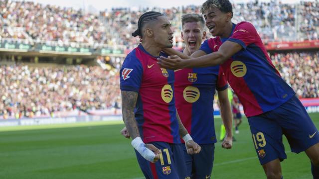 Lamine Yamal y Dani Olmo celebran con Raphinha el gol de la victoria durante el Barça-Celta de Liga en Montjuïc