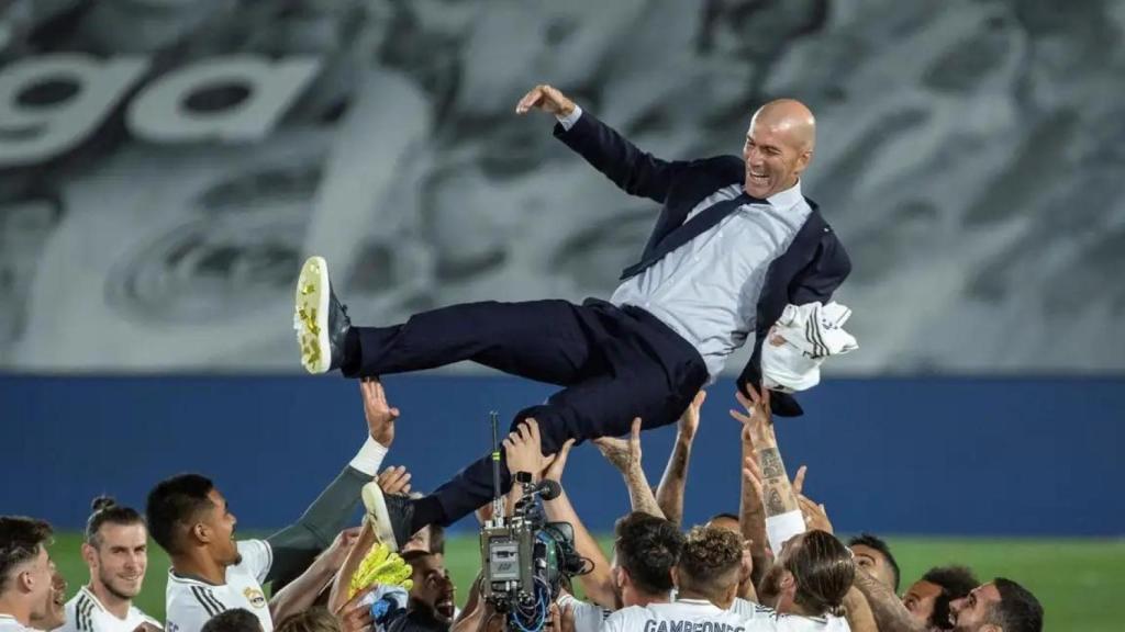 Els jugadors del Reial Madrid mantegen Zinedine Zidane