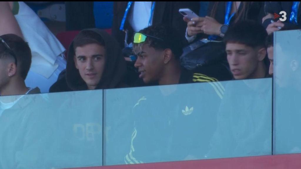 Gavi y Lamine Yamal disfrutan del Barça Femenino-Chelsea de la Champions League en el Estadi Johan Cruyff