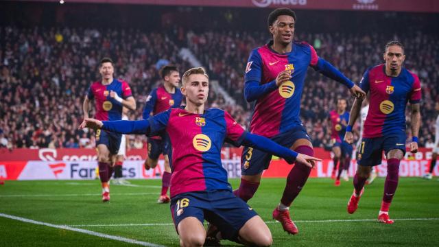 Fermín López celebra junto a Alejandro Balde un gol durante el Sevilla-Barça