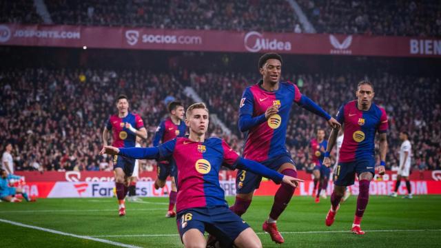 Fermín López celebra junto a Alejandro Balde un gol durante el Sevilla-Barça
