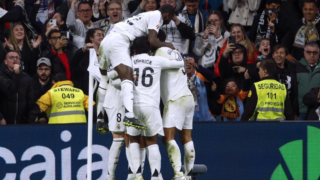 Los jugadores del Real Madrid celebran en piña el gol de Fede Valverde contra el Athletic Club