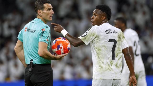 Vinicius Jr protesta una decisión del árbitro en el Real Madrid-Athletic Club