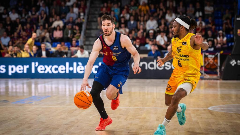 Darío Brizuela conduce el balón en el triunfo del Barça de basket contra el Gran Canaria