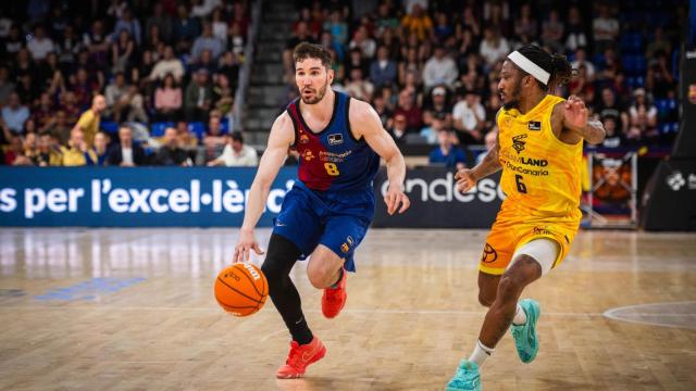 Darío Brizuela conduce el balón en el triunfo del Barça de basket contra el Gran Canaria