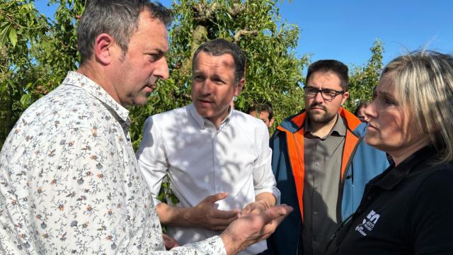 Imagen del 'conseller' Ordeig (centro) en Alcarràs