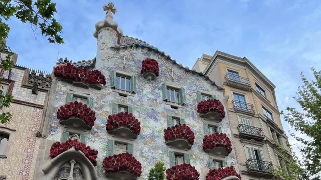 La Casa Batlló, decorada con motivo de Sant Jordi