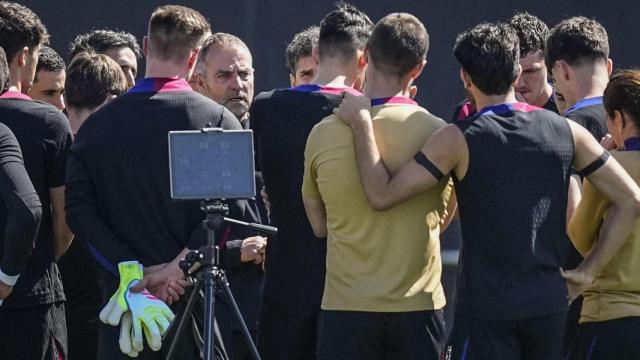 Hansi Flick habla con los futbolistas del Barça antes del partido contra el Mallorca