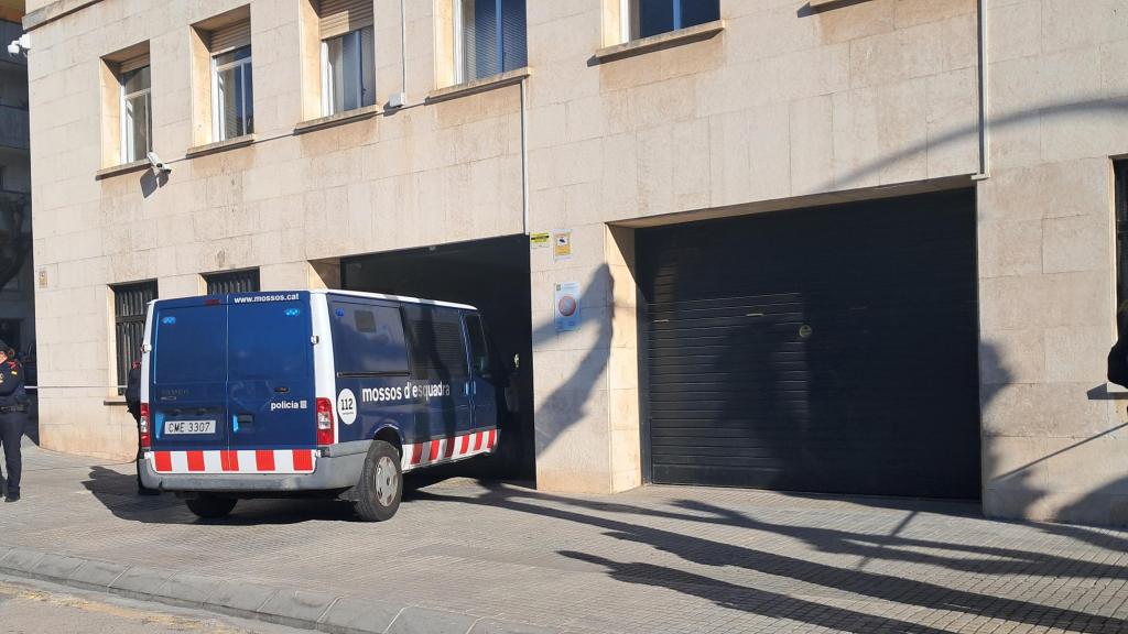 Un furgón de los Mossos d'Esquadra llega al juzgado de Tarragona