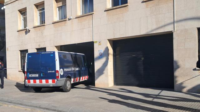 Un furgón de los Mossos d'Esquadra llega al juzgado de Tarragona