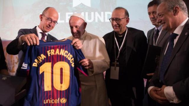 El papa Francisco recibe a una delegación del Barça en 2015