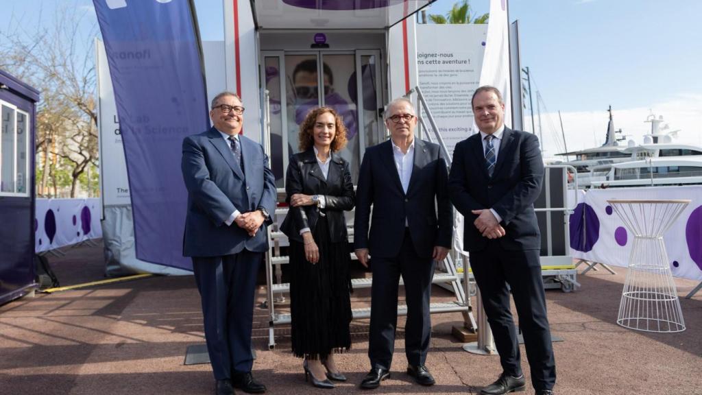 Postal de la presentación del Sanofi Science Lab