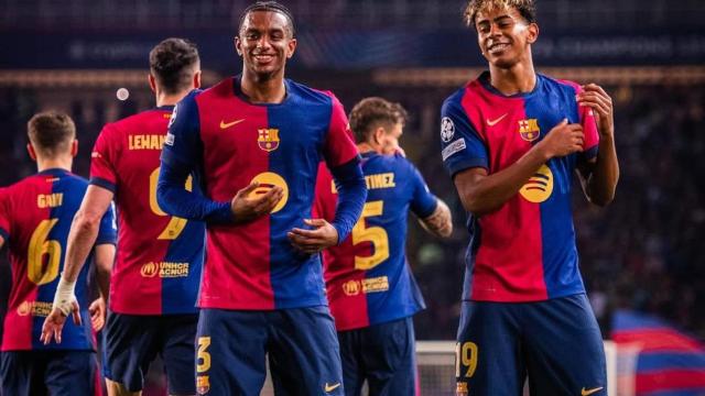 Lamine Yamal, ya sin el vendaje de la mano, baila junto a Balde para celebrar un gol