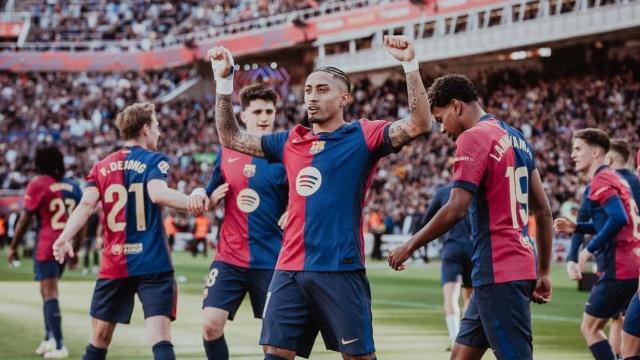 Raphinha, con la mano vendada, celebra su gol contra el Celta
