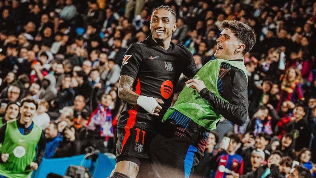 Raphinha, con la mano vendada, durante el Leganés-Barça