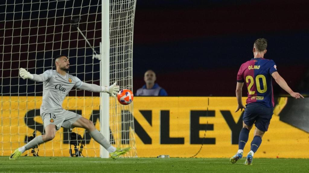 Dani Olmo remata a puerta ante Leo Román