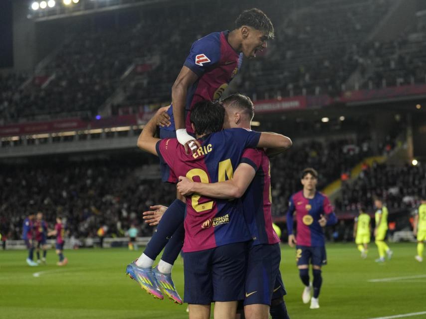 Los jugadores del Barça celebran el gol de Olmo