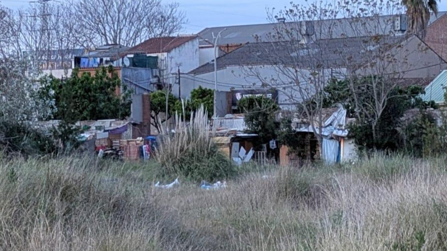 Los vecinos de Urgoiti-Ponsich en El Prat, al límite por las chabolas, los robos y los okupas