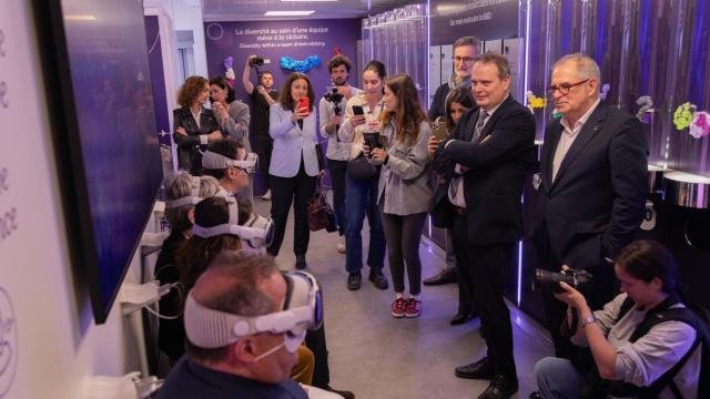 Directivos de Sanofi, con las autoridades, en Barcelona hoy