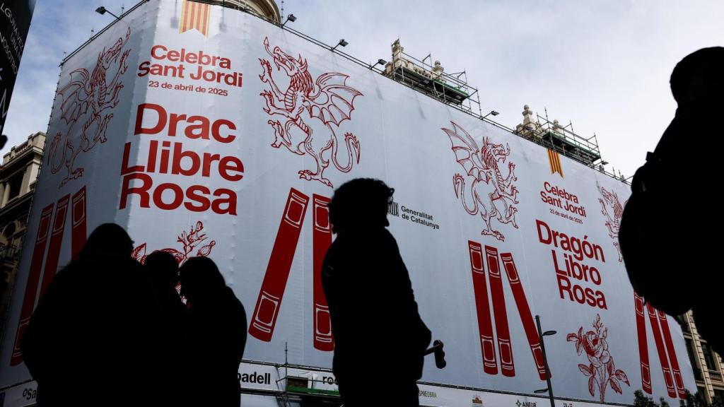 La Gran Vía madrileña luce desde el mediodía de este martes una lona gigante que promociona las actividades culturales de Sant Jordi en la ciudad, una de las iniciativas de la Generalitat con el fin de fortalecer los vínculos entre Cataluña y Madrid. Así lo ha trasladado el Govern a los periodistas, junto a una imagen de dicha lona en la que se puede leer Drac Llibre Rosa en catalán y Dragón Libro Rosa, en castellano