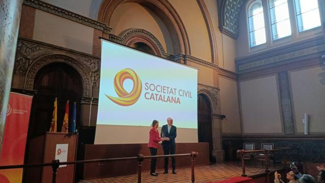 Elda Mata, presidenta de Sociedad Civil Catalana, entregando el premio Sant Jordi a Jordi Canal