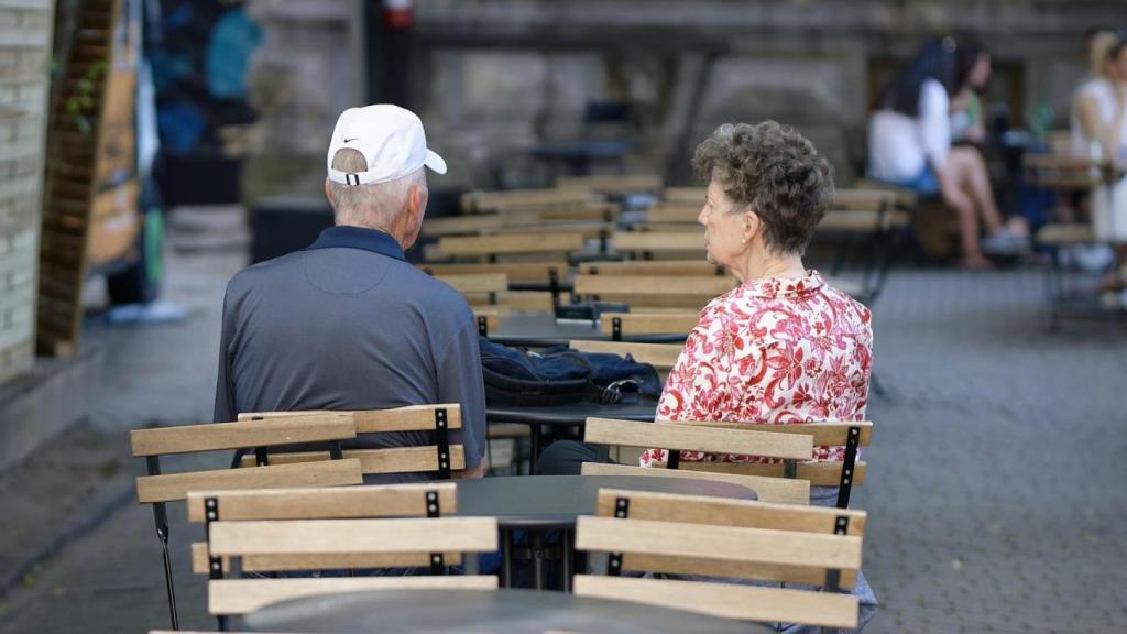 Pareja de ancianos en una terraza