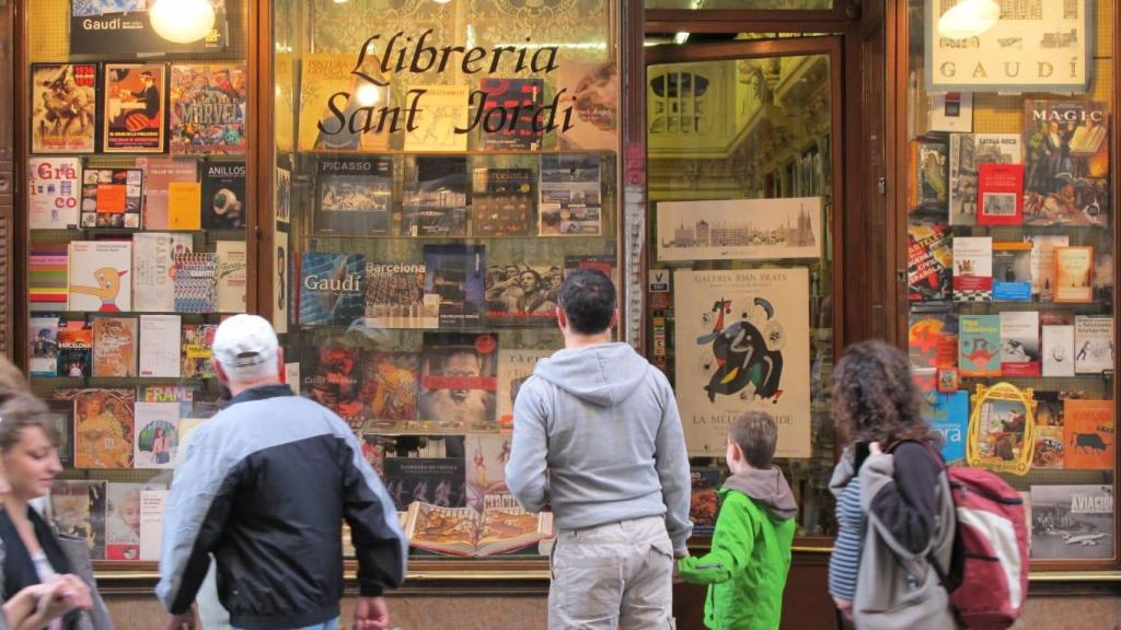 Viandantes frente a la librería Sant Jordi