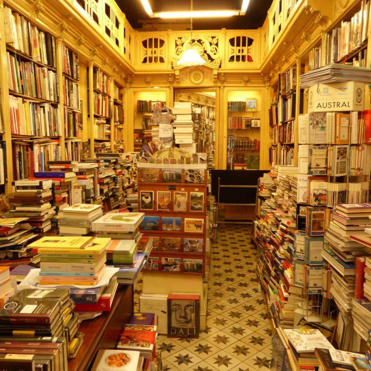 Interior de la Llibreria Sant Jordi