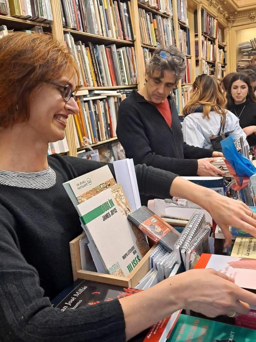 Cristina Riera y Josep Morales en la librería Sant Jordi
