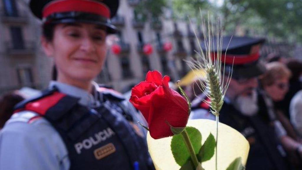Una agente de los Mossos durante el día de Sant Jordi