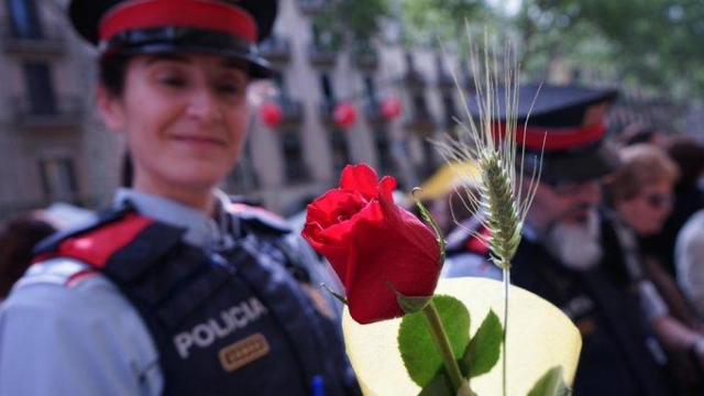 Una agente de los Mossos durante el día de Sant Jordi