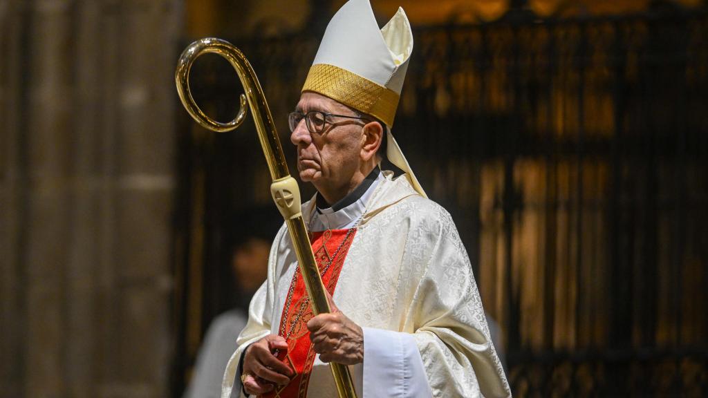 El cardenal elector y arzobispo de Barcelona, Juan José Omella, oficia la misa de Pascua en la Catedral de Barcelona, a 21 de abril de 2025