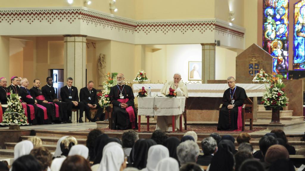 El papa Francisco en Rabat, en 2019, junto al arzobispo Cristóbal López (izquierda) y el entonces arzobispo de Tánger, el también español Santiago Agrelo (derecha)
