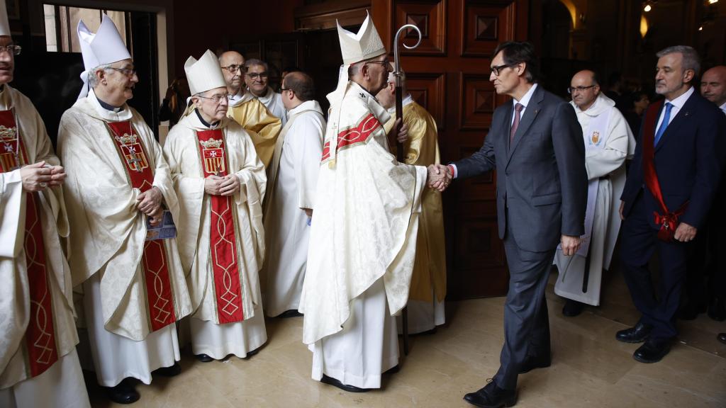 Salvador Illa saluda al cardenal Juan José Omella tras la misa de la Mercè, el 24 de setiembre de 2024