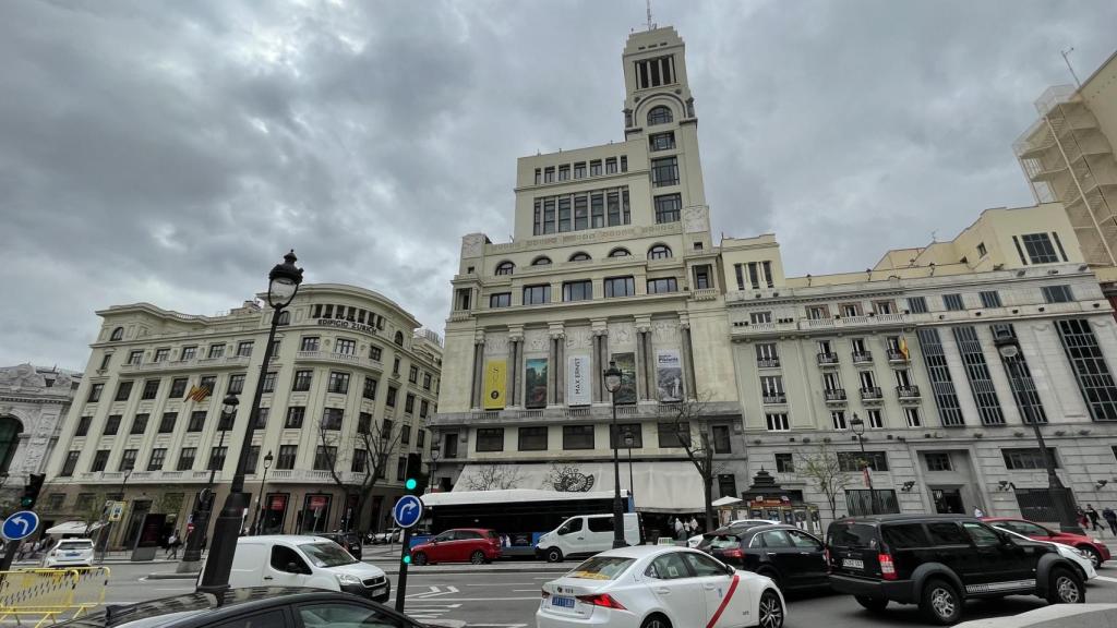 La sede de la delegación del Govern (izq.), junto al Círculo de Bellas Artes, escenarios del Sant Jordi en Madrid / CG