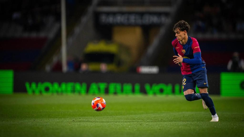 Héctor Fort mira atentamente al balón durante el Barça-Mallorca