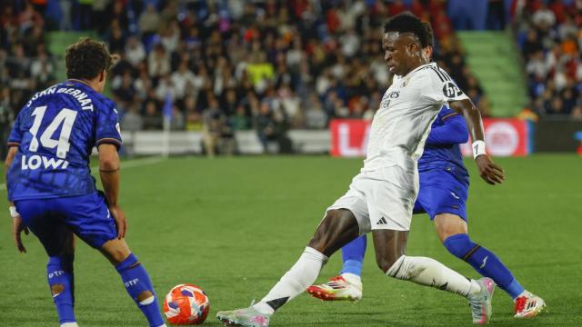 Vinicius pasa el balón durante el Getafe-Real Madrid