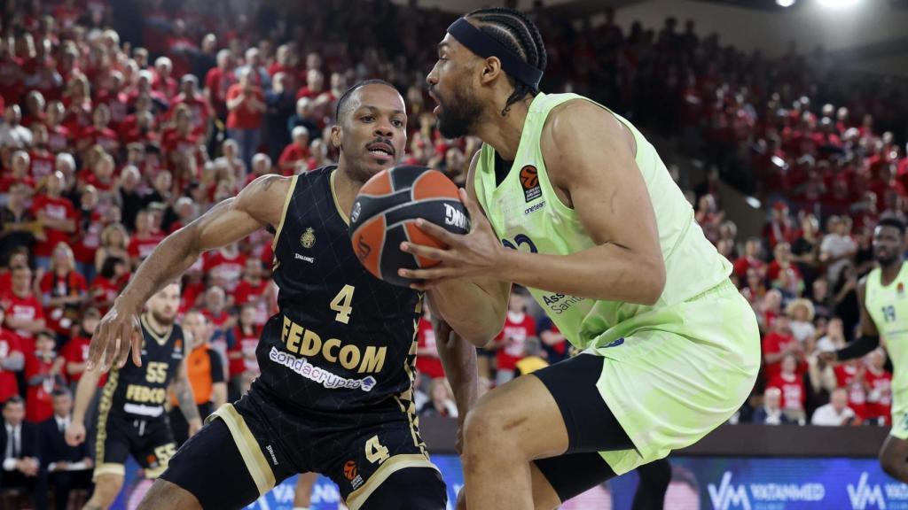 Jabari Parker intenta un tiro contra el Mónaco