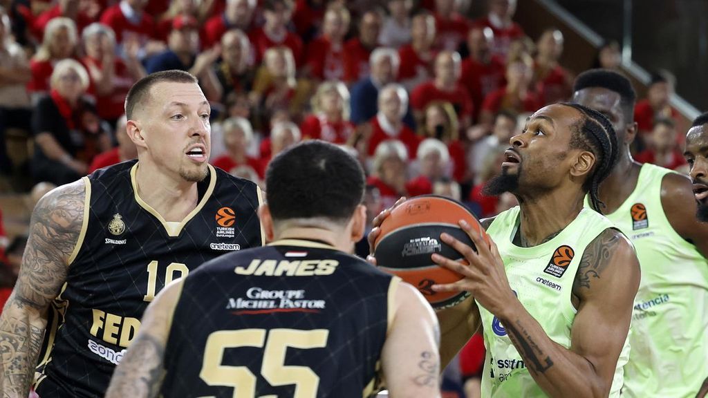 Daniel Theis, jugador del Mònaco, intenta frenar Kevin Punter, del Barça