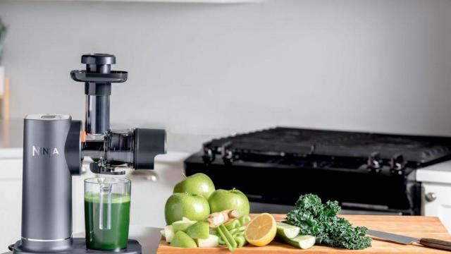 Zumos refrescantes con la licuadora de prensado en frío Ninja que Amazon ha rebajado