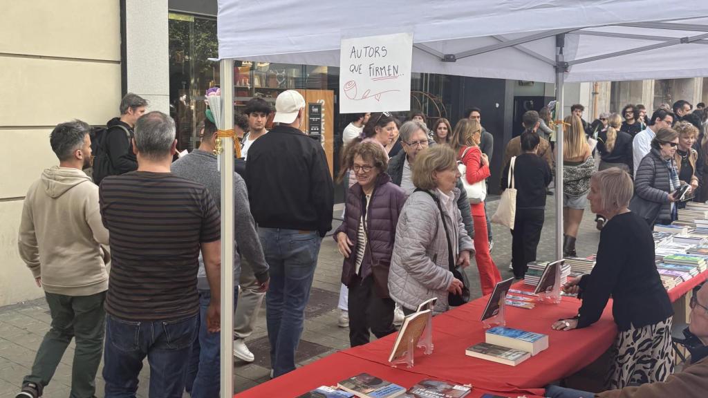 Autors que 'firmen', en la avenida Diagonal