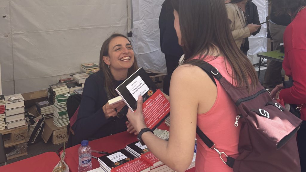 Irene Solà firma su libro 'Et vaig donar ulls i vas mirar les tenebres'