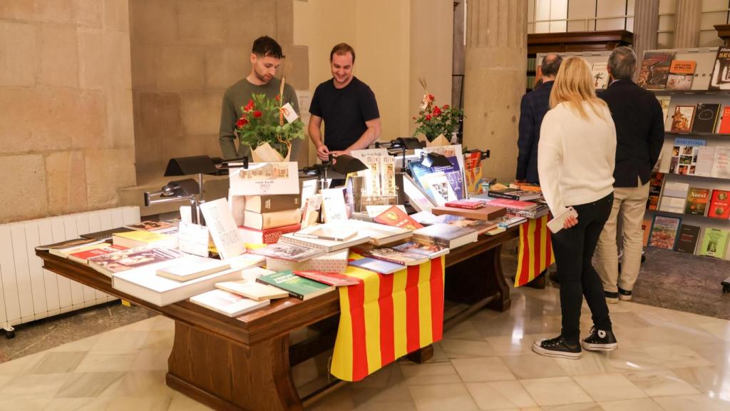 Intercambio de libros en el Parlament por la Diada de Sant Jordi