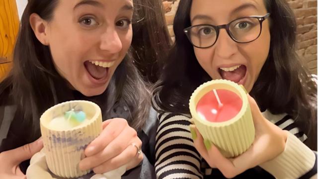 Dos participantes del taller de velas en Madrid